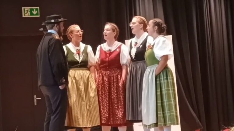 Zwei Emmetter jodeln in Menznau