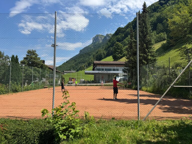Regen, Sonnenschein und Spass am 4. Emmetter Plausch-Tennisturnier