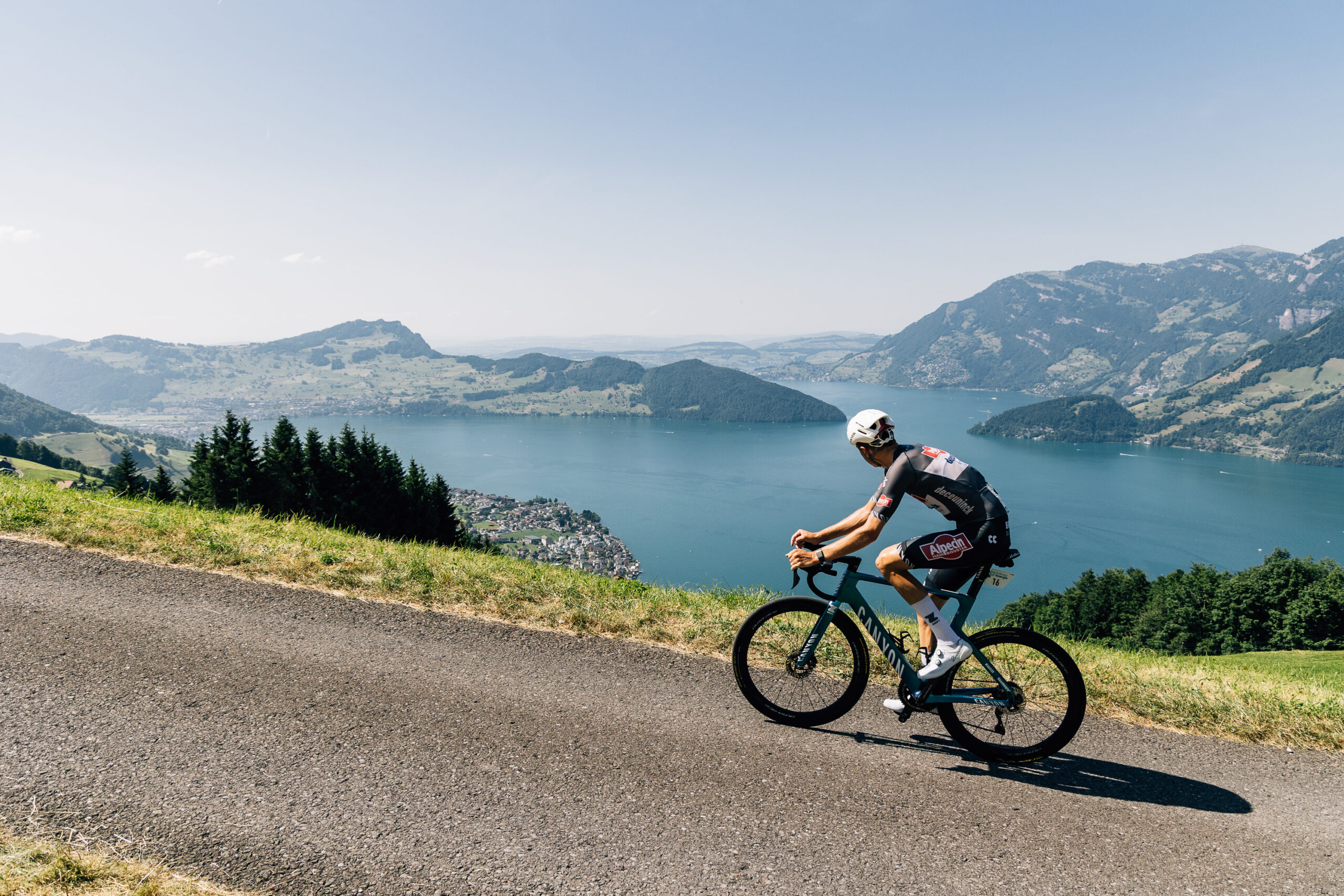 Jimmy Janssen vom Team Alpecin-Deceuninck geniesst die Aussicht während des Zeitfahren. Bild: Christian Maugg