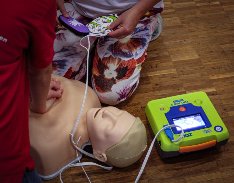 Gemeinsam Leben Retten – ein kurzweiliger Erste-Hilfe-Kurs in Emmetten